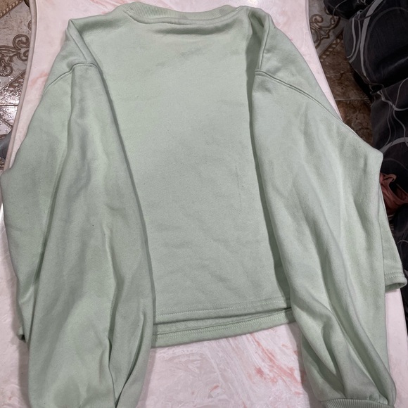 light green long sleeve cropped top - Picture 2 of 3